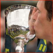 Captain Wayne Madsen kisses the 2nd Division Trophy, 2012