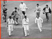 Middlesex win the 1986 B&H Cup Final by two runs