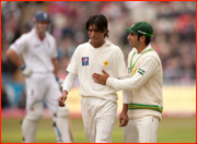 Captain Salman Butt talks to bowler Mohammad Amir.
